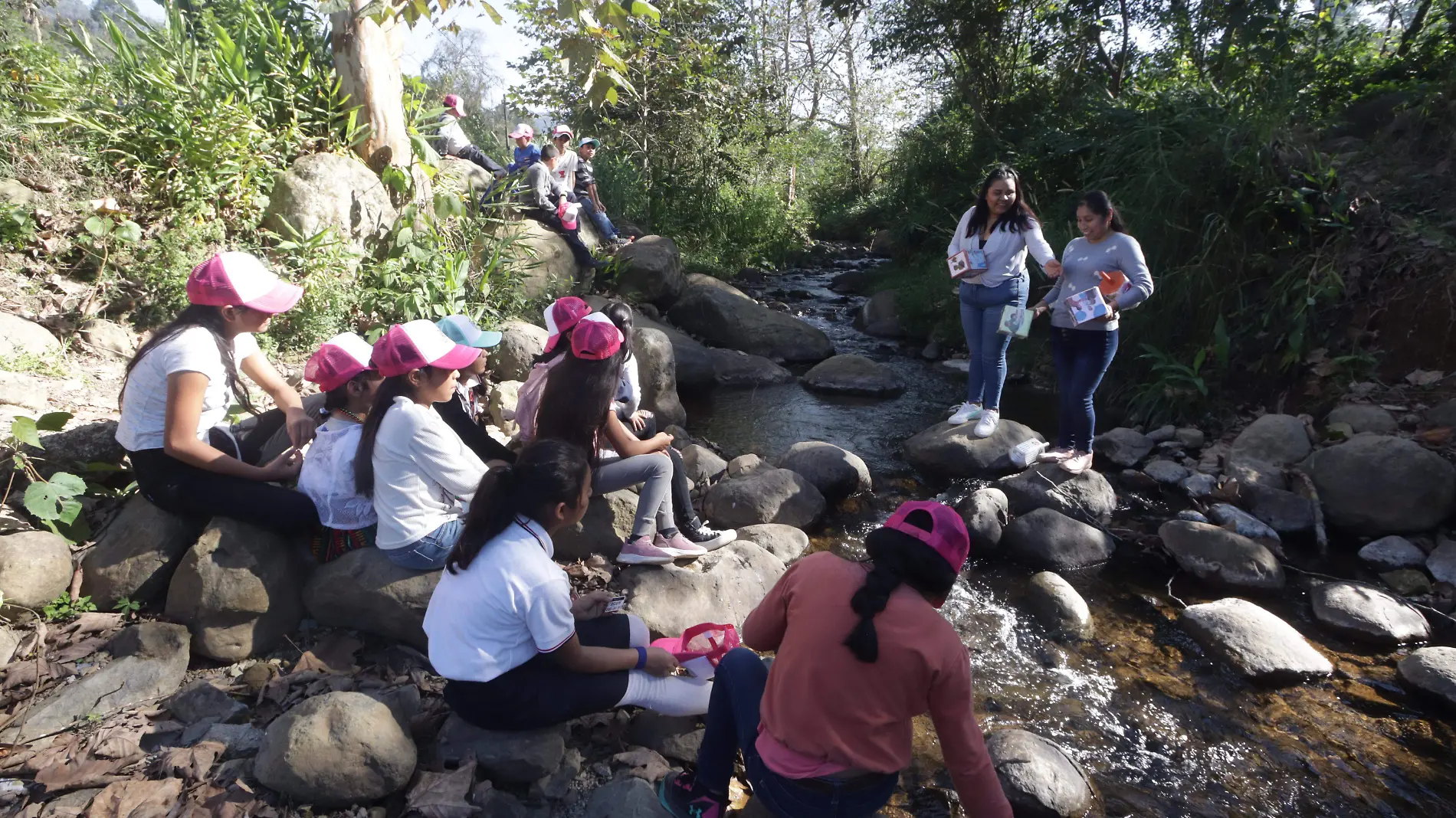 Las mujeres de Tlaola y municipios cercanos se las siguen arreglando para ir a los talleres, aunque no tengan permiso de sus parejas